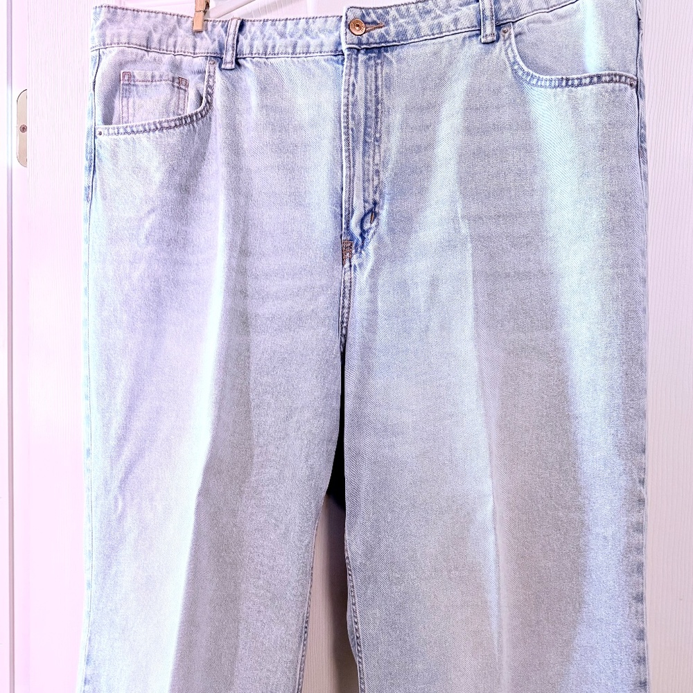 Stylish Wide leg, light wash jeans.